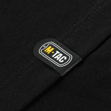 Lähikuva M-Tac T-shirt 93/7 Summer -paidasta merkkilogolla.