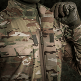 Yksityiskohtakuva M-Tac Jakke Sturm NYCO Extreme Multicam-kuosissa, näyttää korkealaatuisen materiaalin ja YKK-vetoketjut.