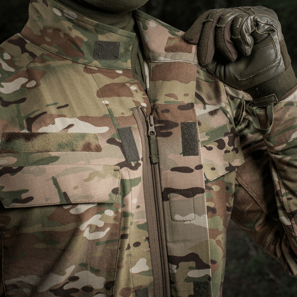 Yksityiskohtakuva M-Tac Jakke Sturm NYCO Extreme Multicam-kuosissa, näyttää korkealaatuisen materiaalin ja YKK-vetoketjut.