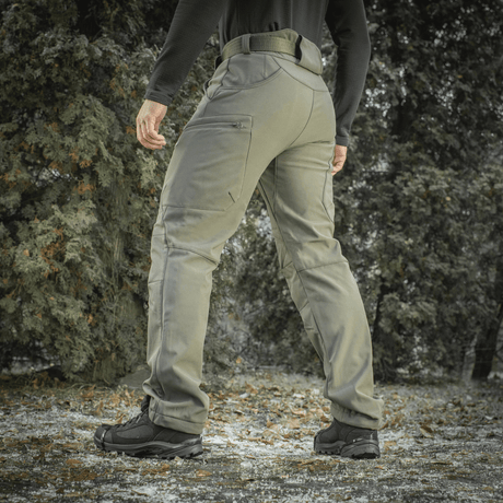 M-Tac Bukser Soft Shell Vinter metsässä, yhdistää lämmöneristyksen ja tuulenkestävyyden, sopii ulkokerrokseksi syksyyn ja talveen.