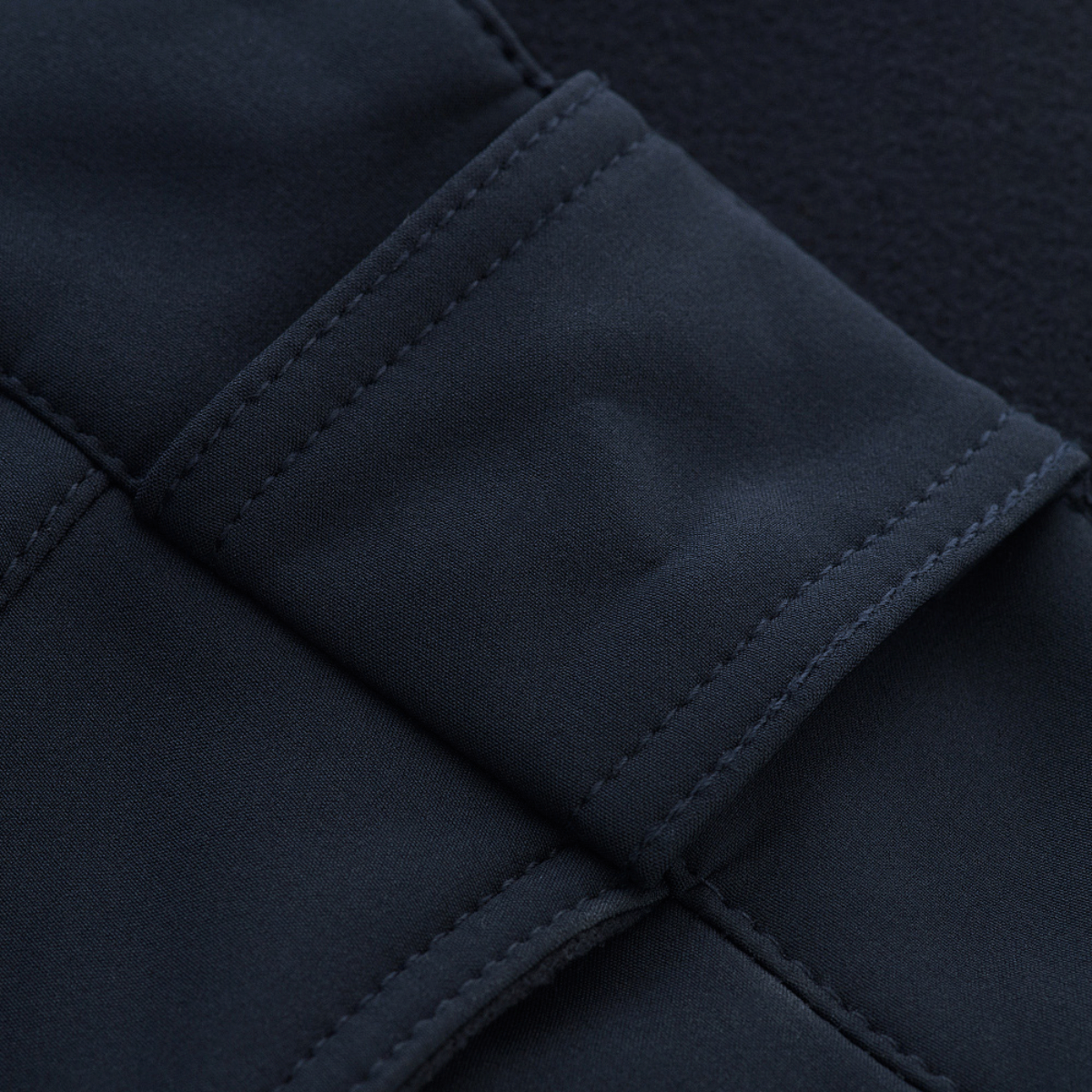 M-Tac Bukser Soft Shell Vinter yksityiskohtanäkymä kestävästä softshell-materiaalista.