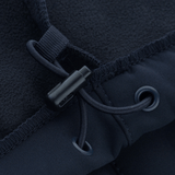 M-Tac Bukser Soft Shell Vinter lähikuvassa, näyttää fleece-vuoren ja säädettävän kiristysnyörin. Sopivat kylmiin syksy- ja talvipäiviin.