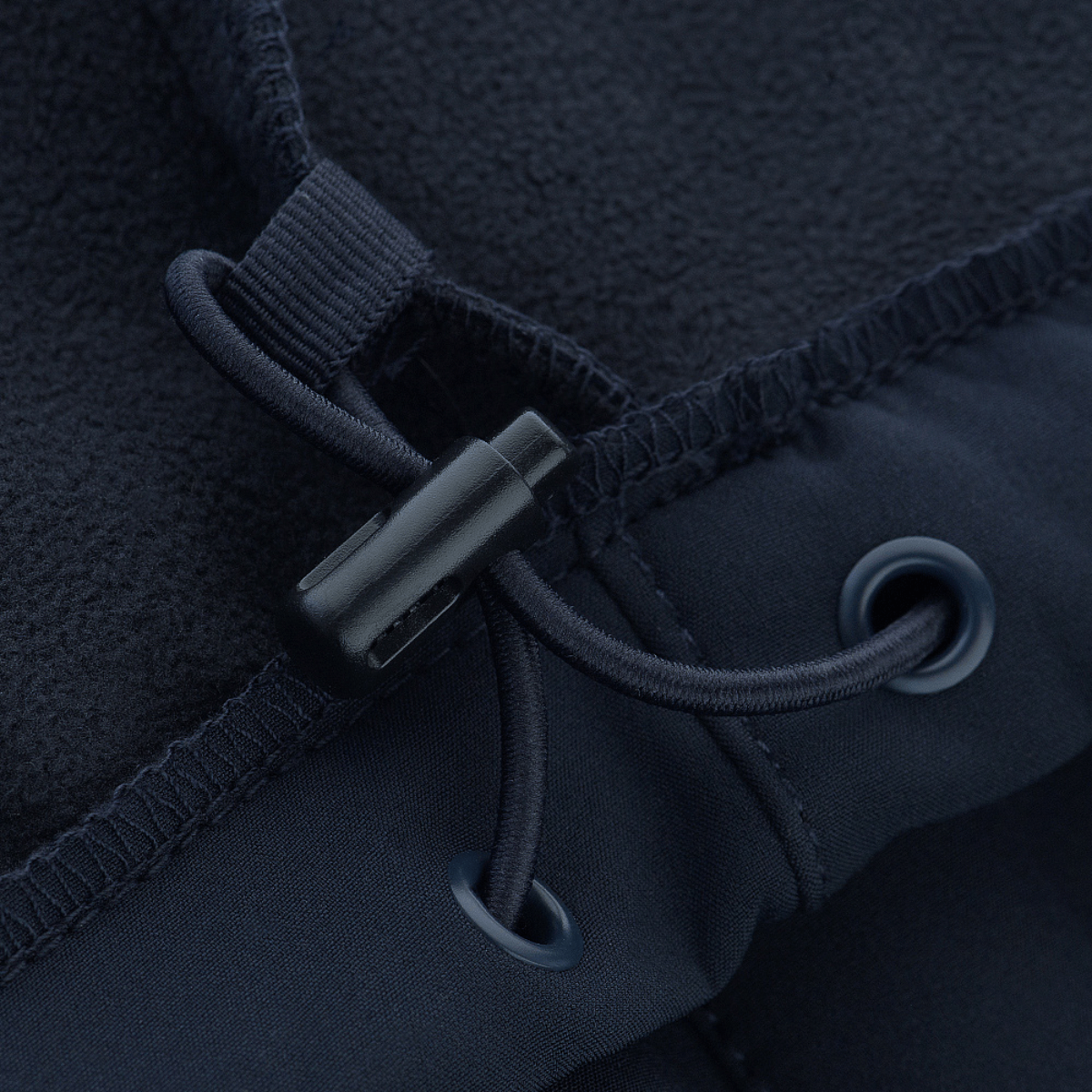 M-Tac Bukser Soft Shell Vinter lähikuvassa, näyttää fleece-vuoren ja säädettävän kiristysnyörin. Sopivat kylmiin syksy- ja talvipäiviin.