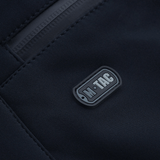 M-Tac Bukser Soft Shell Vinter materiaalin yksityiskohta merkkilogolla.