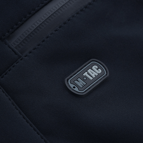 M-Tac Bukser Soft Shell Vinter materiaalin yksityiskohta merkkilogolla.