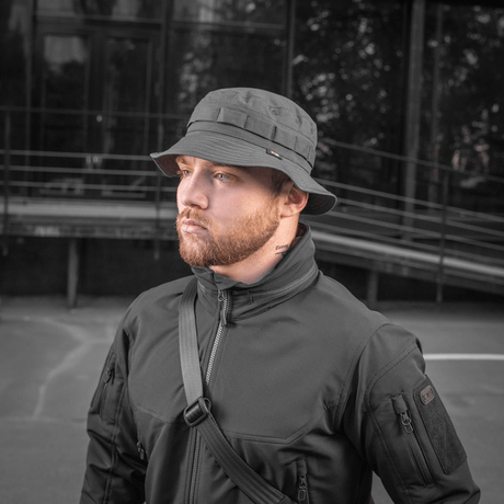 M-Tac Panama Rip-Stop army-hattu puolijäykällä lipalla ja ilmanvaihtoaukoilla, Boonie-mallin innoittama, päällä henkilöllä ulkona.