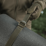 M-Tac puristusremmi kiinnitettynä reppuun, nylon-utility-vyö lisävarusteille, kestävä ja tukeva muotoilu vaelluksiin ja sotilaskäyttöön.