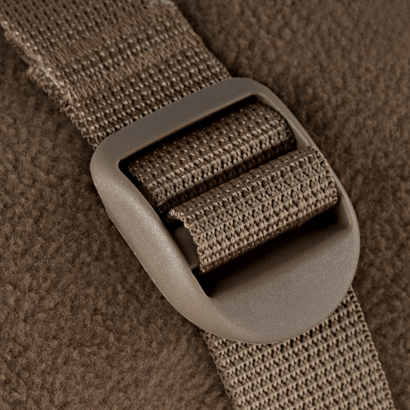Lähikuva M-Tac puristusremmistä, nylon, vahva solki pakkausvyöhön, sopii vaellukseen ja taktiseen käyttöön.