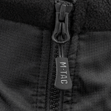 Lähikuva vetoketjusta M-Tac Alpha Microfleece Jakke Gen.II -takissa, näyttää tukevan rakenteen taktista ja ulkoilukäyttöä varten kylmällä säällä.
