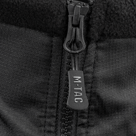 Lähikuva vetoketjusta M-Tac Alpha Microfleece Jakke Gen.II -takissa, näyttää tukevan rakenteen taktista ja ulkoilukäyttöä varten kylmällä säällä.