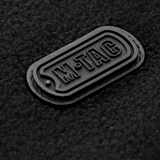 M-Tac Alpha Microfleece Jakke Gen.II logo-yksityiskohta fleece-pinnalla, moderni takki taktiseen ja ulkoilukäyttöön kylmällä säällä.
