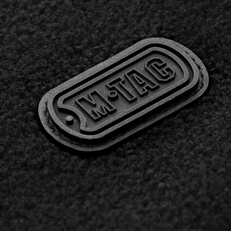 M-Tac Alpha Microfleece Jakke Gen.II logo-yksityiskohta fleece-pinnalla, moderni takki taktiseen ja ulkoilukäyttöön kylmällä säällä.
