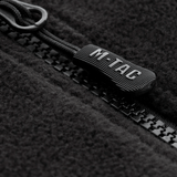 Lähikuva vetoketjusta M-Tac Alpha Microfleece Jakke Gen.II -takissa, näyttää kestävän fleecen ja laatudetaljit takissa.