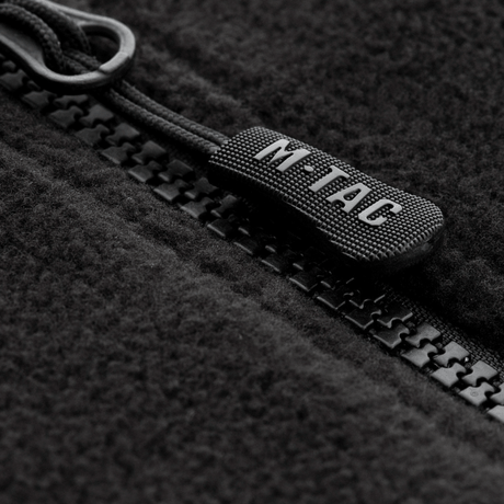 Lähikuva vetoketjusta M-Tac Alpha Microfleece Jakke Gen.II -takissa, näyttää kestävän fleecen ja laatudetaljit takissa.