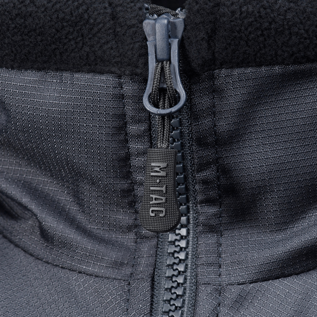 Vetoketjun yksityiskohta M-Tac Alpha Microfleece Jakke Gen.II -takissa vahvistetulla fleecellä ja Oxford nylonilla, sopii kylmään säähän.