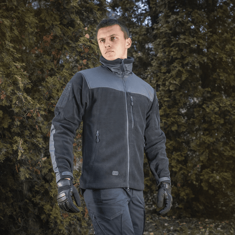 Mies pukeutuneena M-Tac Alpha Microfleece Jakke Gen.II -takkiin, täydellinen taktiseen ja ulkoilukäyttöön kylmällä säällä.