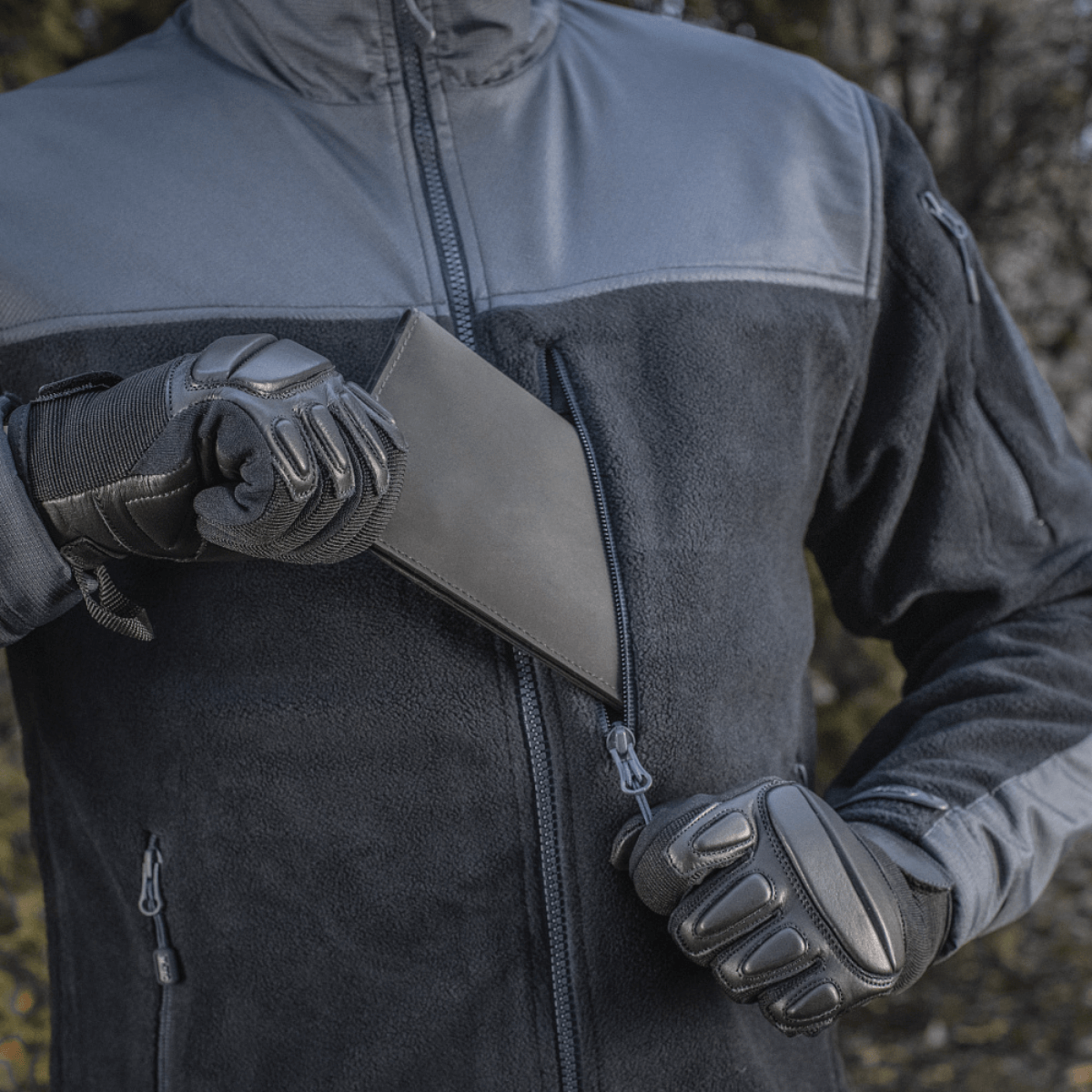 M-Tac Alpha Microfleece Jakke Gen.II vahvistetuilla olkapäillä ja hihoilla, sopiva taktisiin ja ulkoilutoimintoihin kylmällä säällä.