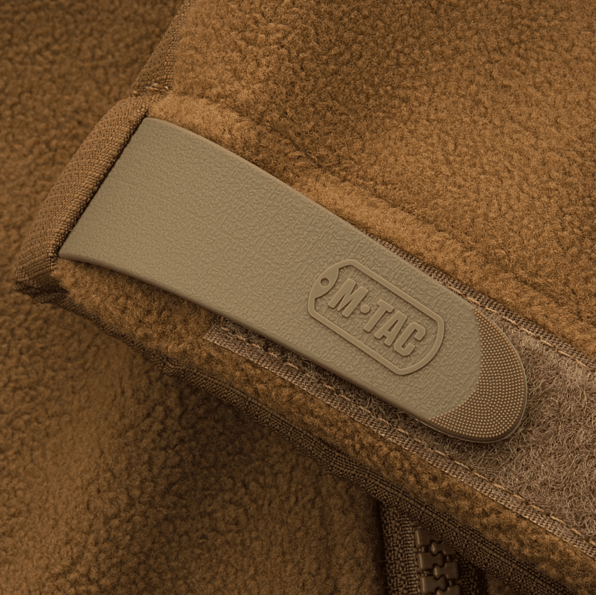 Vahvistetun fleecen ja Oxford-nylonin yksityiskohta M-Tac Alpha Microfleece takki Gen.II:stä.