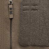 Lähikuva M-Tac Alpha Microfleece takista Gen.II, vahvistettu fleece ja Oxford-nylon -yksityiskohdat taktiseen käyttöön kylmässä säässä.