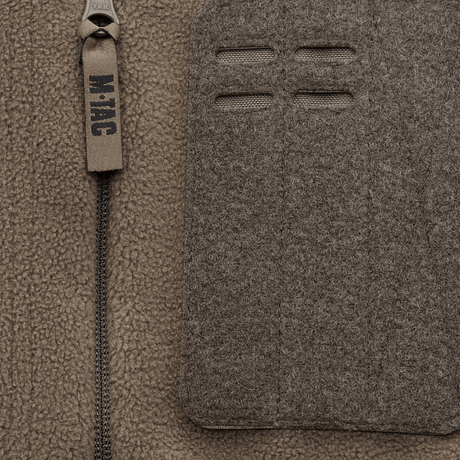 Lähikuva M-Tac Alpha Microfleece takista Gen.II, vahvistettu fleece ja Oxford-nylon -yksityiskohdat taktiseen käyttöön kylmässä säässä.