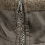 Vetoketjun yksityiskohta M-Tac Alpha Microfleece takki Gen.II:stä, suunniteltu taktiseen käyttöön ja ulkoilma-aktiviteetteihin kylmässä säässä.
