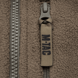 Lähikuva vetoketjusta M-Tac Alpha Microfleece takki Gen.II:stä, korostaa fleeceä ja kulutuskestävyyttä kylmässä säässä.