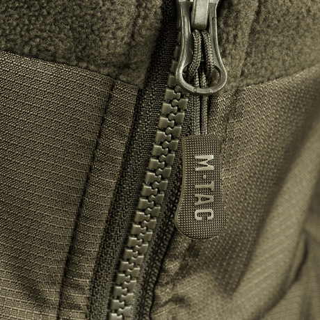 Vetoketjun yksityiskohta M-Tac Alpha Microfleece takki Gen.II:stä, korostaa kestävää rakennetta ja taktista muotoilua.