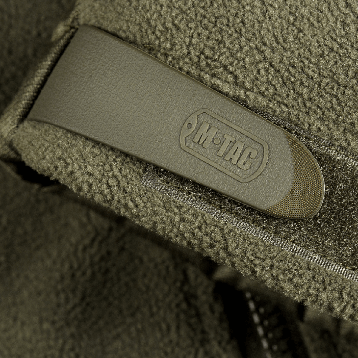 Lähikuva yksityiskohdista M-Tac Alpha Microfleece takki Gen.II:ssä, fleece- ja Oxford-nylon -vahvikkeet.