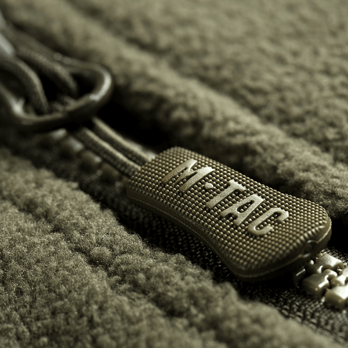 Lähikuva vetoketjusta M-Tac Alpha Microfleece takki Gen.II:stä.