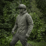 M-Tac Division Gen.II Windblock Fleecejakke ulkoilmassa, suunniteltu maksimaaliseen lämpöön ja tuulisuojaan, sopii välikausiin ja talvikauteen.