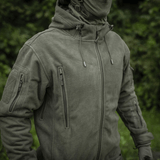 M-Tac Division Gen.II Windblock Fleecejakke miehille metsäympäristössä, sopii lämpöön ja tuulisuojaan, soveltuu ulko- tai välikerrokseksi.