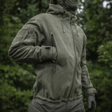 M-Tac Division Gen.II Windblock fleecetakki luonnossa, suunniteltu maksimaaliseen lämpöön ja tuulensuojaan, sopii viileään säähän.