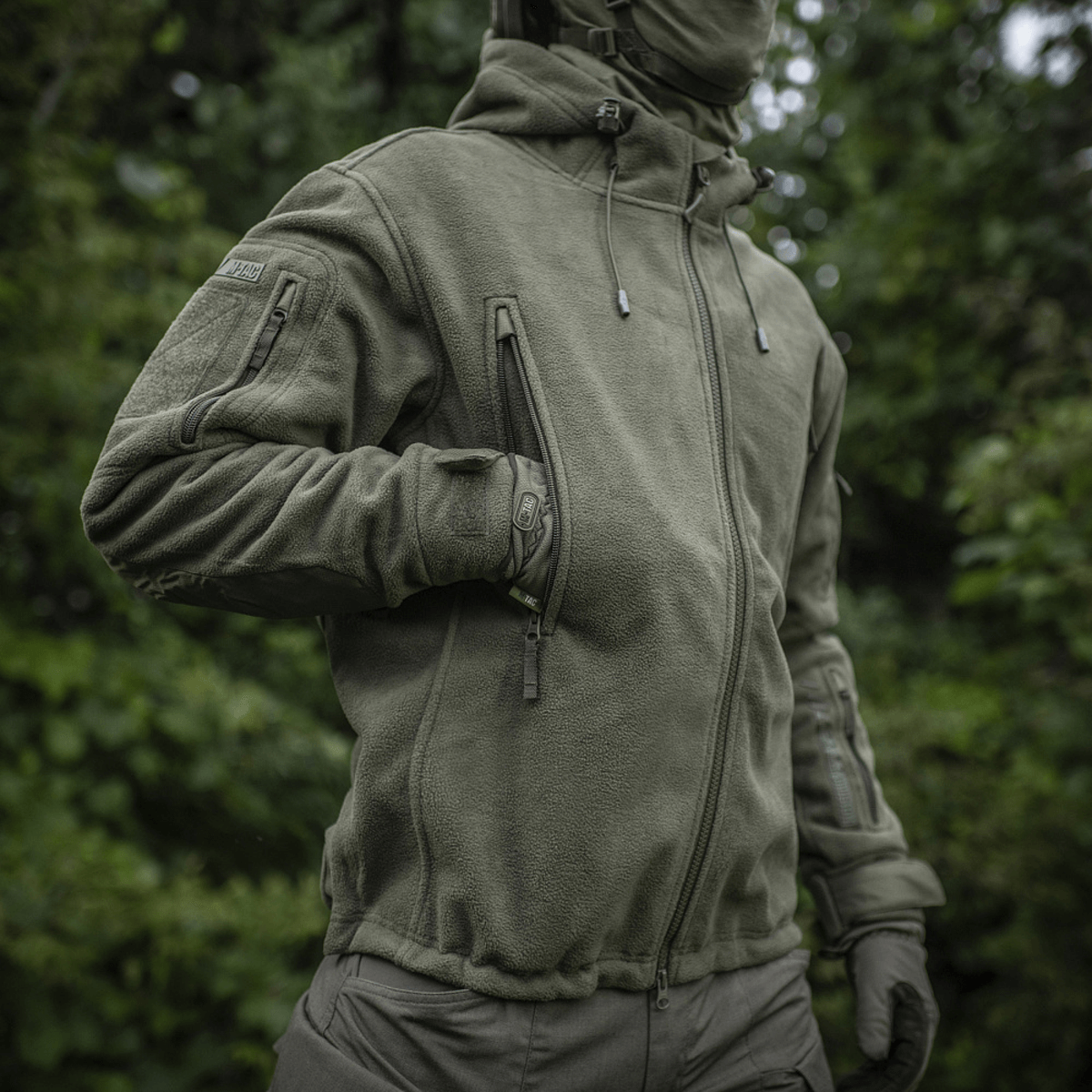 M-Tac Division Gen.II Windblock fleecetakki luonnossa, suunniteltu maksimaaliseen lämpöön ja tuulensuojaan, sopii viileään säähän.