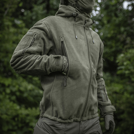 M-Tac Division Gen.II Windblock fleecetakki luonnossa, suunniteltu maksimaaliseen lämpöön ja tuulensuojaan, sopii viileään säähän.