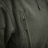 Lähikuva M-Tac Division Gen.II Windblock fleecetakista vetoketjutaskulla ja vihreällä fleece-kankaalla.