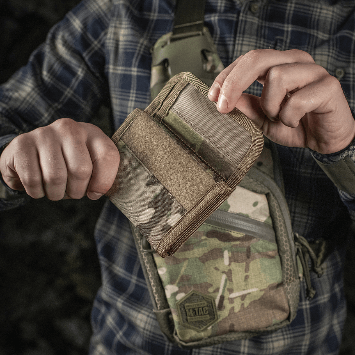 Henkilö pitelee M-Tac Pung Elite Gen.II:tä, valmistettu Cordura 500D:stä, M-Tac-logo ja YKK-vetoketjut. Sopii korteille, seteleille ja kolikoille.