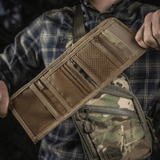 M-Tac Pung Elite Gen.II Cordura 500D-materiaalista, pidetty auki näyttämään lokeroita ja osastoja, sopii seteleille, korteille ja käyntikorteille.