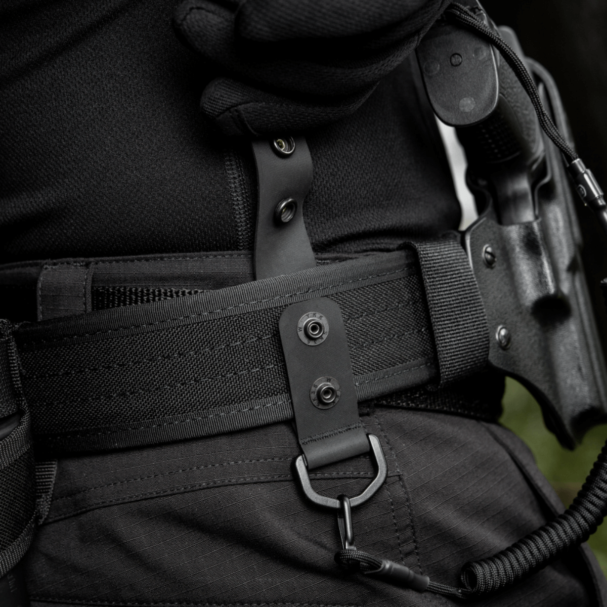 M-Tac Setti 2 kpl – Duty Belt Keepers, jotka kiinnittävät poliisivyön housuvyöhön tukevilla D-renkailla, sopii taktiseen käyttöön.