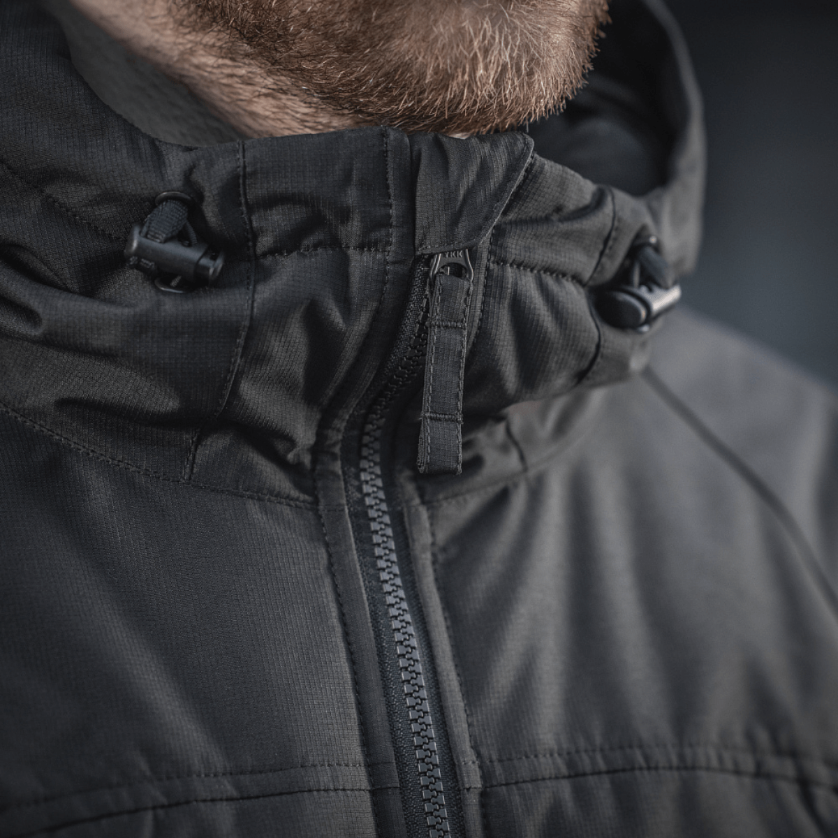M-Tac Alpha Gen.III Pro talvitakki, musta, säädettävä huppu ja kestävä vetoketju, sopii kylmiin lämpötiloihin jopa -20°C.