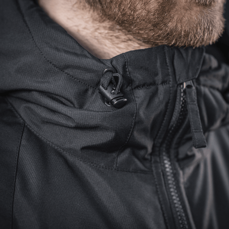 M-Tac Alpha Gen.III Pro talvitakki, kiinteä säädettävä huppu ja vettähylkivä nylon, lähikuva vetoketjusta ja hupun nyöristä.