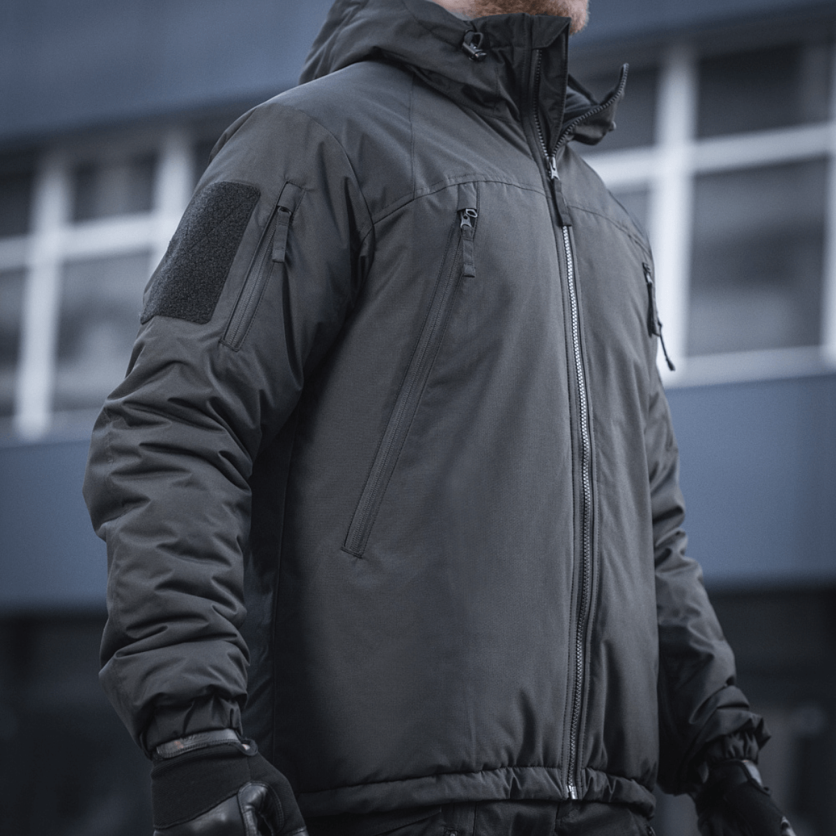 M-Tac Alpha Gen.III Pro talvitakki käytössä ulkona, näyttää kestävyyttä ja toiminnallisuutta.