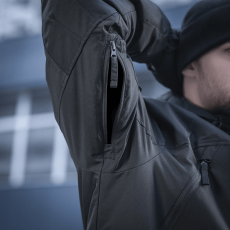 Lähikuva M-Tac Alpha Gen.III Pro talvitakista, vetoketjutarkenne kainalon alla, suunniteltu toiminnallisuuteen ja mukavuuteen alhaisissa lämpötiloissa.