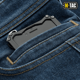 Yksityiskohta M-Tac Jeans Tactical Gen. I Cordura Regular Fit -farkuista, älypuhelin etutaskussa, korostaa kestävää Cordura-denim-kangasta.