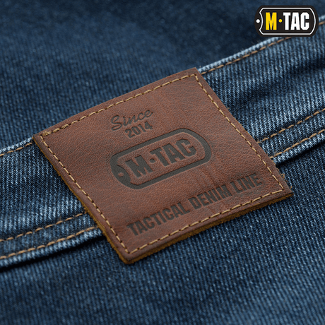 Lähikuva M-Tac Jeans Tactical Gen. I Cordura Regular Fit -farkuista, nahkainen merkki takataskussa.