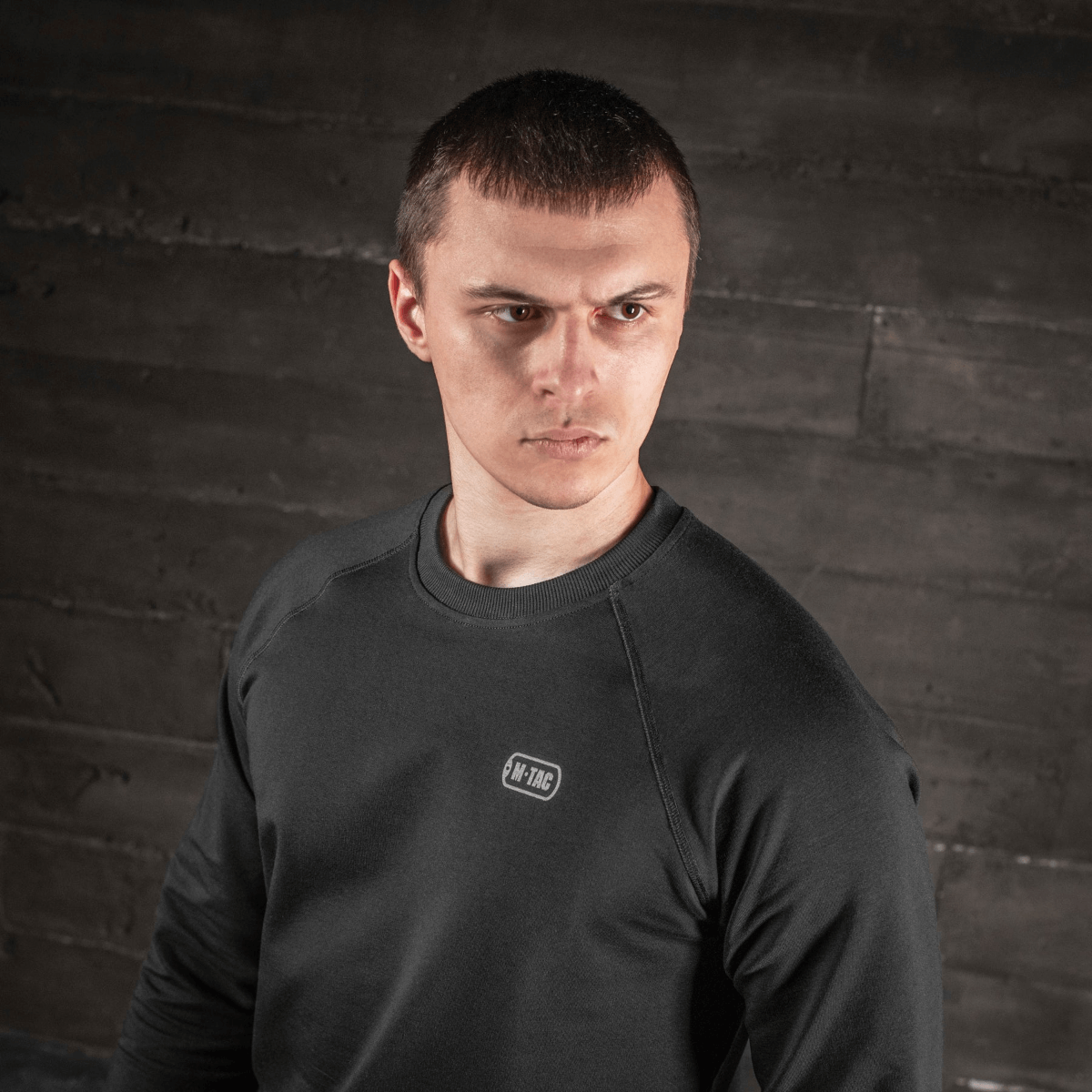 M-Tac Raglan Athlete -collegepaita, pyöreä pääntie, raglanhihat ja logo, edestä nähtynä, musta.