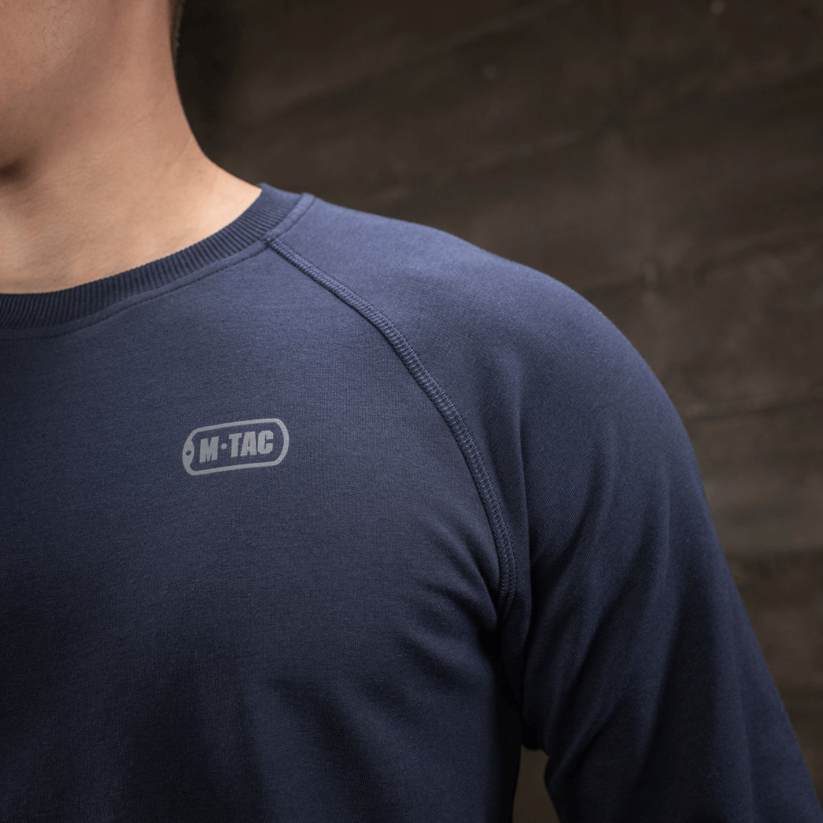 M-Tac Raglan Athlete -navy-sininen college raglanhihoilla ja M-Tac-logolla, sopii urheiluun ja arkeen, mukava ja liikkuva.