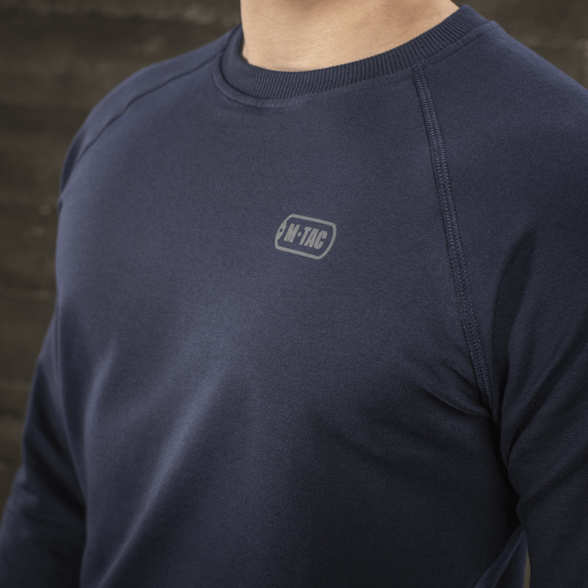 M-Tac Raglan Athlete -college minimalistisella muotoilulla ja raglanhihoilla, navy, sopii arkeen ja urheiluun, lähikuva.