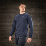 M-Tac Raglan Athlete -college minimalistisella muotoilulla ja raglanhihoilla, mallin päällä rustiikissa taustassa.