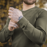 M-Tac Raglan Athlete oliivinvihreänä raglanhihoilla, monipuolinen college arkeen ja urheiluun, minimalistinen muotoilu, 95 % puuvillaa, 5 % elastaania.