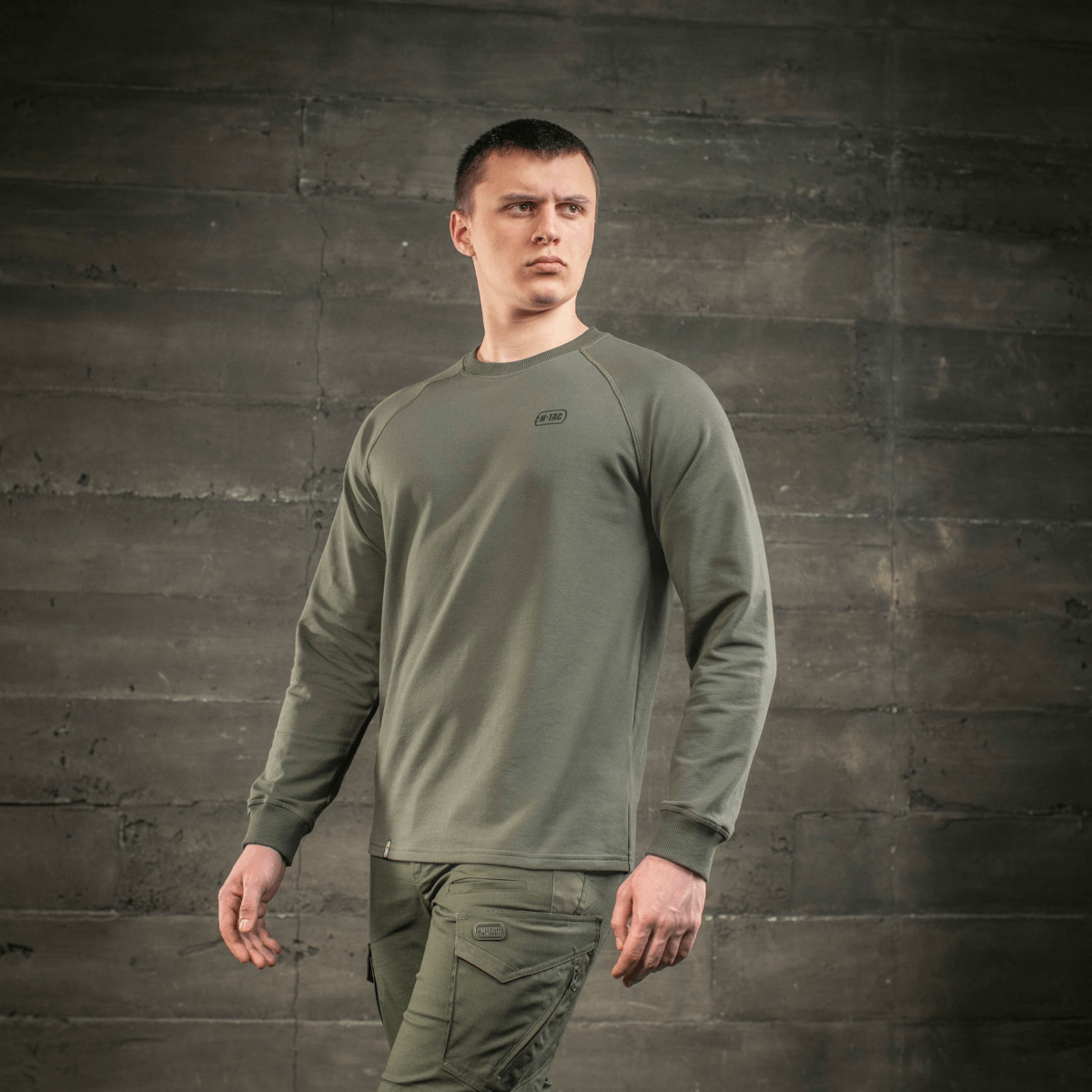 M-Tac Raglan Athlete -college raglanhihoilla, monikäyttöinen ja minimalistinen muotoilu, sopii urheiluun ja arkeen, väri oliivinvihreä.
